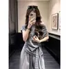 Conjunto súper elegante de estilo coreano, un juego completo del nuevo modelo 2026, camiseta de manga corta a rayas sin hombros para mujer, conjunto de pantalones anchos de verano