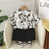 Camisa de Verão de Manga Curta Nova Aldeia Esboçada Roupas de Verão Infantis Terno Infantil Estilo Coreano Bonito Terno de Menino para o Verão