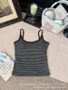 Camisola Básica Rayada Versátil de Cuello Redondo Pequeño Pure Desire para Mujer con Copas, Algodón Puro, Amigable con la Piel, Moderna, Hermoso Diseño de Espalda