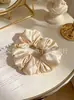 Anel de Almofada com Enchimento de Algodão na Cor Creme, Prendedor de Cabelo, Scrunchie Amarelo Delicado e Feminino, Atacado de Acessórios, Em Estoque para Atacado