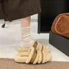 Chinelos retrô de dedo aberto com forro de pelo super incríveis de tira única femininos 2026 novo estilo de inverno chinelos peludos versáteis da moda para pessoa preguiçosa