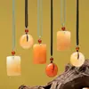 Colar Pingente de Jade Huanglong Natural "Sem Preocupações", Moderno e Versátil, Realça a Elegância, Popular em Transmissões Ao Vivo, Colar de Jade no Atacado