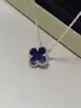 Collar de Trébol de Cuatro Hojas Chapado en Oro de Alta Gama con Flores Delicadas, Madreperla Blanca de 18 Quilates, Ágata Roja y Cadena Fina para Clavícula en Oro Claro Finamente Tallada