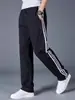 Calça esportiva de verão para homens, calça casual solta de perna reta, calça escolar com três listras, calça fina versátil de tamanho grande