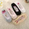 Nuevos calcetines invisibles de encaje para primavera y verano, calcetines tipo barco de boca baja, calcetines con silicona antideslizante en el pie, calcetines de seda finos para mujer anti-rozaduras, venta al por mayor