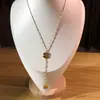 Colar de borla em Y com margarida pequena popular para mulheres Colar de luxo leve de alta qualidade de nicho não desbota