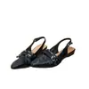 Sandálias Fechadas Bico Fino com Rebites Estilo Retrô para Mulheres 2026 Novas Sapatos Planos de Uma Tira Sem Costas para o Dia a Dia com Solado Macio