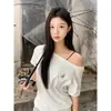 Camiseta Feminina de Algodão Puro Manga Curta Estilo High Street Ombro a Ombro Ombro a Ombro Estampada Manga Meia Manga Top com Ombros Caídos Estilo Casal Início da Primavera