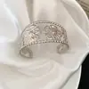 Pulsera Abierta con Patrón de Flor de Metal Transfronteriza Europea y Americana, Pulsera de Moda Casual con Personalidad, Joyería de Mano de Nicho de Lujo Ligero