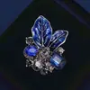 Broche de Estilo Pequeña Fragancia Retro Corsage de Cristal con Hoja Versátil de Alta Gama Pin de Diseño de Nicho Accesorios