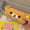 Estojo de Lápis Rilakkuma Peludo e Fofo para Meninas, Bolsa de Maquiagem com Aparência Sofisticada, Estojo de Lápis de Papelaria Cartoon de Grande Capacidade, Porta-Canetas