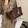 Bolso tote, bolso ligero de lujo para el commute, estilo nuevo, casual y a la moda, gran capacidad, diseño con tachuelas, bolso de un solo hombro 2026