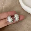 Pendientes de botón metálicos geométricos simples y versátiles con forma de frijol para mujer, estilo de nicho de alta gama, pendientes de moda trendy para el día a día