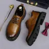 Estilo workwear retrô, sola tratorada, sapatos casuais masculinos de couro genuíno, bico redondo, sapatos Derby de couro bovino, design moderno em couro desgastado e craquelado