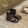 Nuevas Botas Infantiles Otoño 2026 Estilo Coreano Retro Punta Dividida Falsa Suela Suave Botas de Piel para Niñas