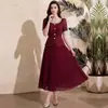 Ropa de Mujer de Comercio Exterior Toma Real: Vestido Ajustado Estilo Francés Inspirado en Chanel con Adornos de Pedrería, Cuello Redondo Grande, Mangas Cortas, Empalme de Encaje, Vestido Plisado de Longitud Media