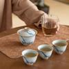 Juego de té de kung fu con dos tazas de bambú azul y blanco pintado a mano en gris antiguo, juego de té chino para el hogar