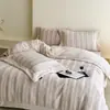 Estilo de Lujo Ligero de Gama Alta Pelo de Conejo Cepillado Totalmente Mate Terciopelo de Leche Invierno Espesado Cálido Juego de Ropa de Cama de Cuatro Piezas