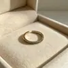 Anillo retro floral en tono café dorado, una pieza lujosa y única con un aire de alta gama, diseñado para apilar, con un borde de encaje, y perfecto para el dedo índice, ofreciendo un estilo moderno e individual