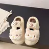Zapatillas de algodón gruesas y suaves con diseño de gato de dibujos animados para mujer con lunares y lazos, nuevo modelo de invierno 2026, zapatos peludos cálidos