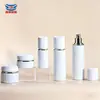 Xinmei Rayas Verticales Elegante Vidrio Blanco Cabeza de Bomba de Prensa Botella Gel de Ducha Champú Base Líquida Relleno Botella Vacía Material de Empaque