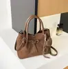 Bolso de mano de ante grande y moderno para uso casual, nuevo bolso de hombro súper moderno para mujer para el otoño e invierno de 2026