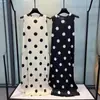 Vestido de Alta Gama Sofisticado para Mujer con un Diseño de Lunares Moderno y Versátil, Corte Holgado, Tallas Grandes, Sin Mangas, Estilo Vacacional, Vestido de Longitud Media Inspirado en Issey Miyake