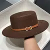 Sombrero de Ala Plana Estilo Británico para Mujer Otoño e Invierno Lana Ala Corta Hebilla de Cinturón Versátil Sombrero de Jazz Moda Europea y Americana Versátil Retro