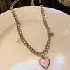 Moda Ins Japonesa e Coreana Xadrez Preto e Branco Colar em Forma de Coração com Estampa Xadrez Personalidade Feminina Pingente de Coração de Pêssego Corrente de Metal Verão Novo