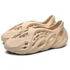 Moda de Verão 2021 Moda para Casais plus size Calçados de Praia Sandálias Masculinas Chinelos Slip-on Sapatos com Furos de Coco Feminino