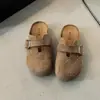 Chinelos retrô com biqueira de rebite para mulheres, nova coleção outono/inverno 2026, sola grossa, de calçar, versáteis, confortáveis e fáceis de usar, sapatos estilo Birkenstock
