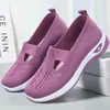Zapatos de mujer primavera y verano transpirables cómodos zapatos al por mayor transfronterizos zapatos para madres de mediana edad y ancianos suela suave casual malla para niños