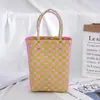 Bolsa Tejida Nueva de Fábrica Bolsa Cuadrada Pequeña Bolsa de Cesta de Plástico para Verduras Color Cesta Pequeña Coincidencia de Foto Bolsa de Playa Bolsa de Mujer