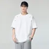 Camiseta Masculina de Manga Curta com Design Americano Desconstruído e Costura Exposta, Novo Modelo de Verão, Tecido Modal, Refrescante e Antibacteriano, Gola Redonda, Mangas de Três Quartos