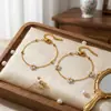 Pulsera Minimalista de Acero de Titanio Transfronteriza para Mujer con Pequeñas Flores de Margarita, Accesorio de Mano de Moda Versátil Estilo Ins, Joyería para Mujer con un Toque de Alta Gama