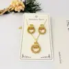 Colar Cruzado Europeu e Americano Dourado Inoxidável de Aço Titânio para Mulheres, Conjunto de Brinco e Colar de Aço Inoxidável com Design de Nicho da Moda