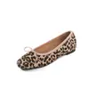 Atuendo de Blogger: Bailarinas de Piel de Vaca con Lazo Estampado de Leopardo para Aumentar la Altura, Otoño 2026 Zapatos Bajos de Punta Redonda de Cuero Genuino