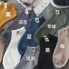 Meias masculinas etiqueta de tecido simples cor sólida meias moda primavera e verão Joker novo explosões tremolo meias de barco masculinas fabricantes atacado