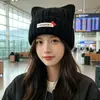 Nuevo gorro de punto con orejas de gato lindo para otoño e invierno para mujer con lazo y diseño de letras, suave y versátil, hace que la cara se vea más pequeña, gorro de lana que protege los oídos
