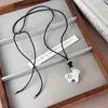 Colar com pingente de ovelhinha da sorte com um design único, apresentando um acabamento tridimensional em metal escovado e um longo cordão de cera, perfeito como acessório de corrente para suéter.
