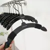 Perchas para Ropa Infantil para Tiendas de Ropa Acrílico Especial Luna Negra Curvas de Plástico Antideslizantes Perchas para Ropa Infantil y Perchas para Pantalones al por Mayor