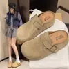 Usa pantuflas simples cerradas de suela gruesa para mujer, estilo Birkenstock nuevo 2026, perfectas para primavera.