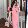 2026 Novo Estilo de Verão Vestido Feminino Estilo Francês Gola Redonda Manga Pétala Ajustado ao Corpo Abraçando o Quadril Rosa Redutor de Idade 30513