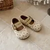 Sapatos de Couro para Meninas 2026 Nova Coleção Primavera e Outono Sapatinhos Fofos Macios de Bolinhas Estilo Princesa para Meninas Pequenas com Solado Macio e Design Antiderrapante