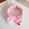 Faixa de Cabelo Estampada de Coelho de Flanela com Morango e Laço para Lavar o Rosto e Maquiagem Elástica