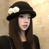 Elegante sombrero floral tridimensional de estilo francés para mujer, sombrero tipo cubo otoñal de alta gama y elegante que hace que la cara se vea más pequeña, sombrero de pescador