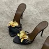 Nuevas Sandalias de Moda Exquisitas para Mujer Verano 2025, Estilo Francés, Flor de Metal, Tacón Fino Alto, Sandalias Negras