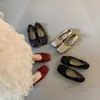 Sapatos baixos franceses vermelhos pequenos femininos 2026 primavera e outono bico quadrado com saia sapatilhas gentis sapatos de noite