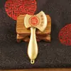 Peça de Cabo de Machado de Latão Caractere Fu Machado Ornamento de Mesa para Casa Atração de Riqueza Machado Auspicioso Artesanato em Metal Borla Atacado