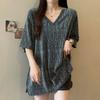Camiseta de Manga Curta com Decote em V e Fenda Tamanho Plus Size para Mulheres Verão 2025 Nova Solta Efeito Emagrecedor Gordura mm Top para Mulheres